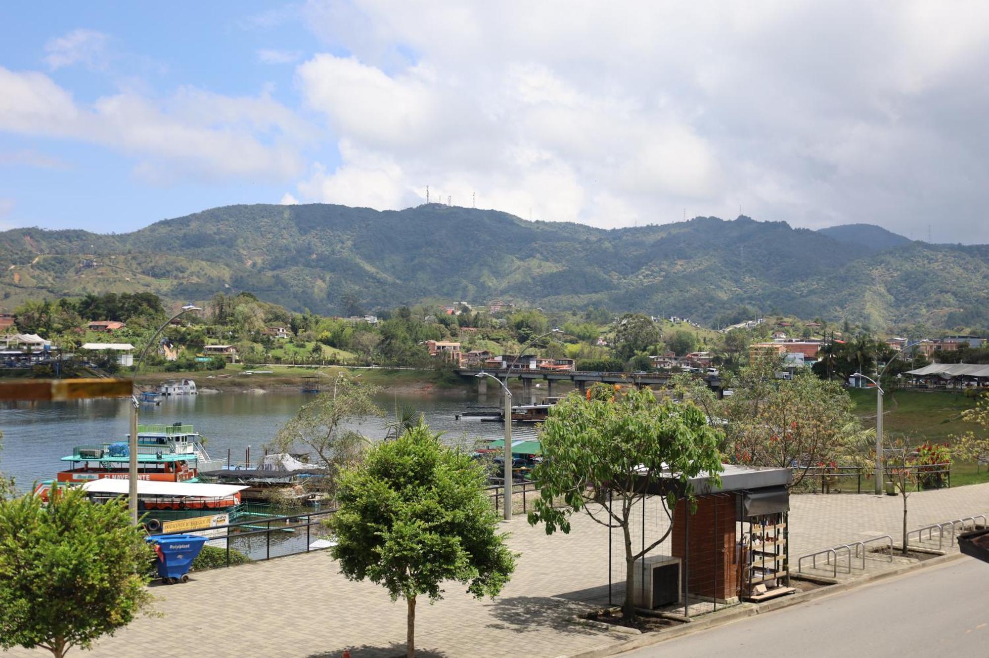 Hotel Portobelo Guatape Exterior photo